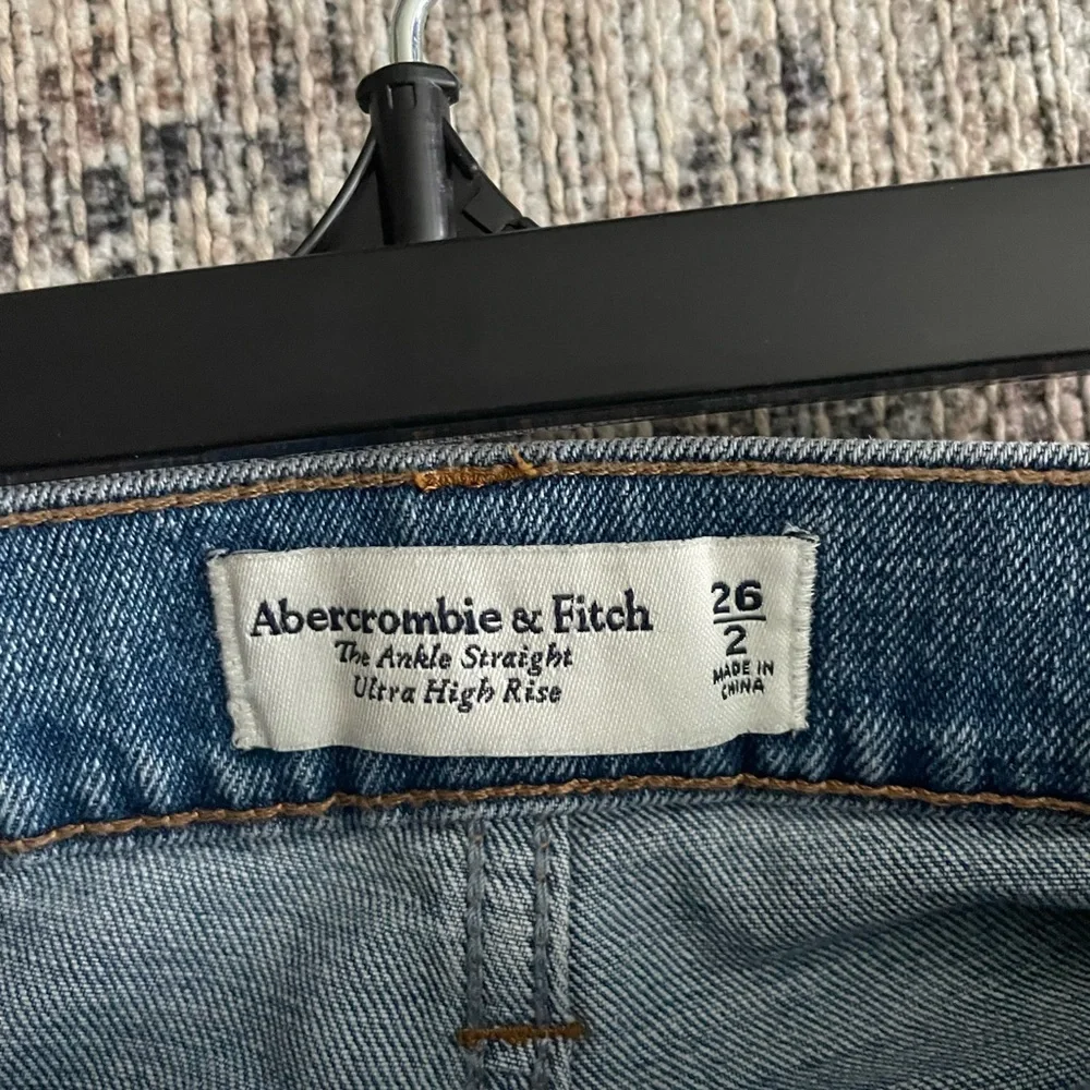 Abercrombie Ultra High Rise Ankle Straight Jean - Picture 5 of 6